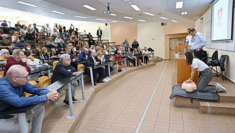 Εκπαίδευση στη Βασική Υποστήριξη της Ζωής και στη χρήση Αυτόματου Εξωτερικού Απινιδωτή στα Τμήματα και τις Υπηρεσίες του Κέντρου