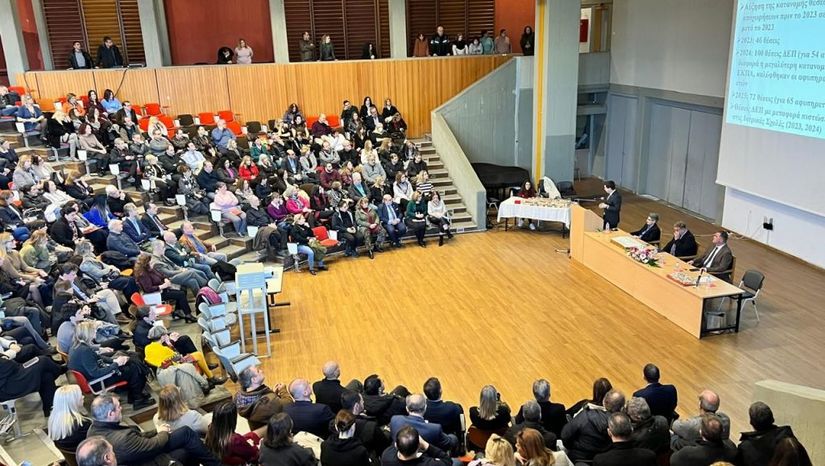 Κοπή πρωτοχρονιάτικης πίτας στη Φιλοσοφική Σχολή του ΕΚΠΑ