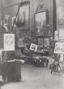 Ο Γύζης στο εργαστήριό του στο Μόναχο, 1898. Στον τοίχο πίσω του, στο πάνω μέρος, διακρίνεται το προσχέδιο του Λαβάρου του Πανεπιστημίου Αθηνών (Εθνική Πινακοθήκη – Μουσείο Αλεξάνδρου Σούτσου)